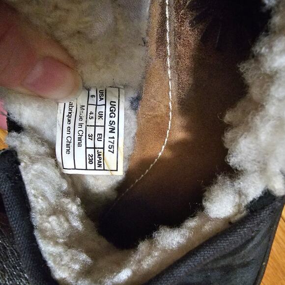 Ugg Bettey 1757 Black Leather Slip On Shoes Sherp Skin Inside Women's Size 6 - Picture 8 of 9